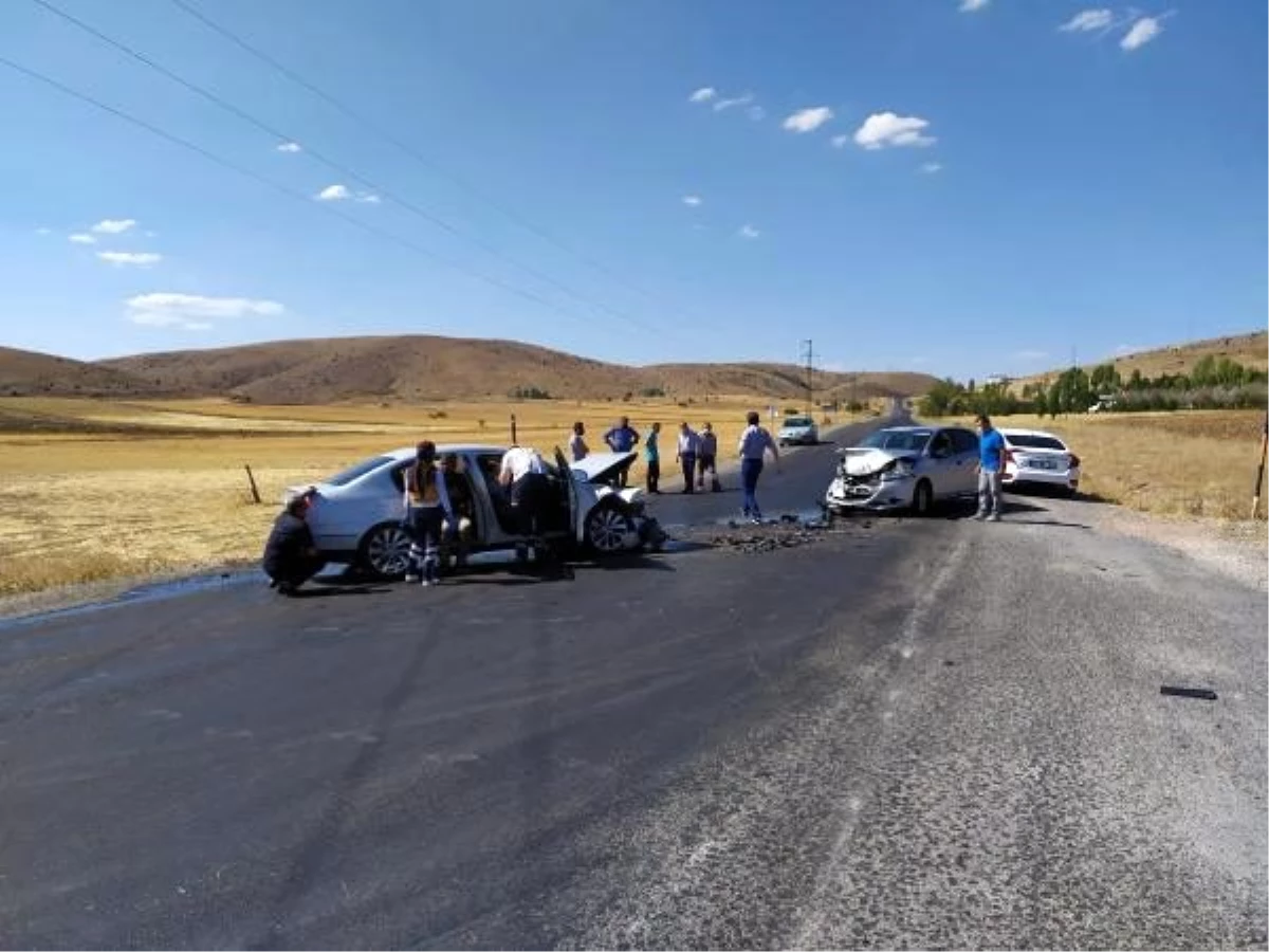 Sivas\'ta otomobiller çarpıştı: 4 yaralı