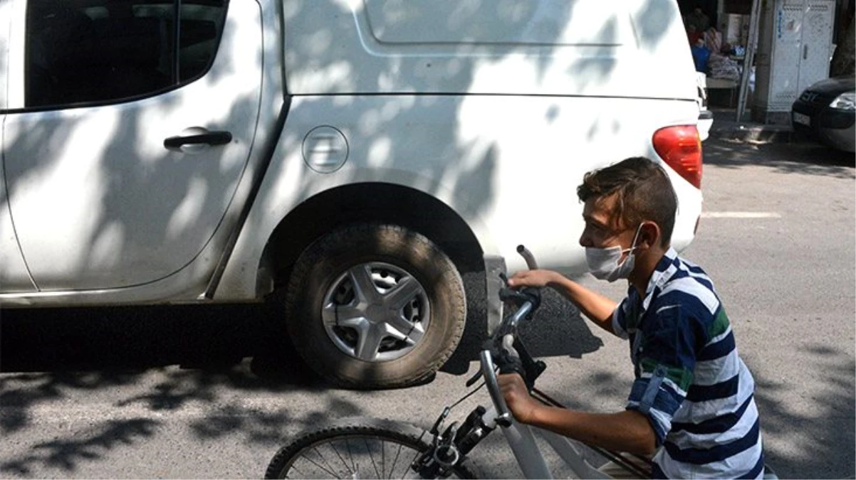 Sosyal medyadan etkilenen genç, bisikletine otomobil lastiği taktı