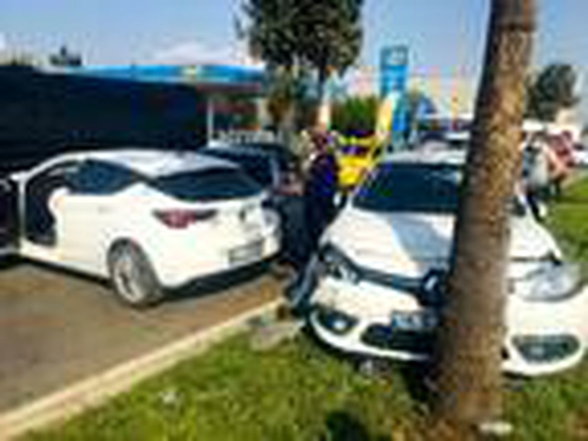 Ters yöne geçen otomobile, seyir halindeki 3 otomobil çarptı