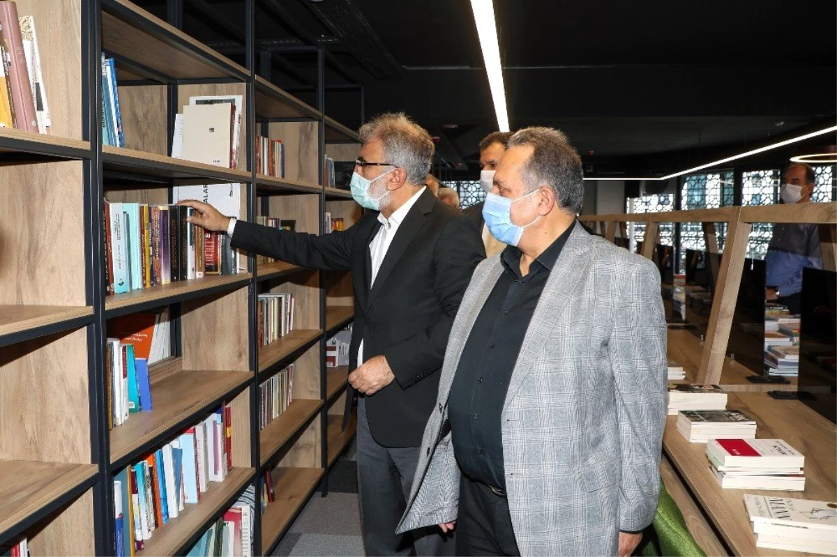 AK Parti Kayseri Milletvekili Yıldız\'dan kitap bağışı