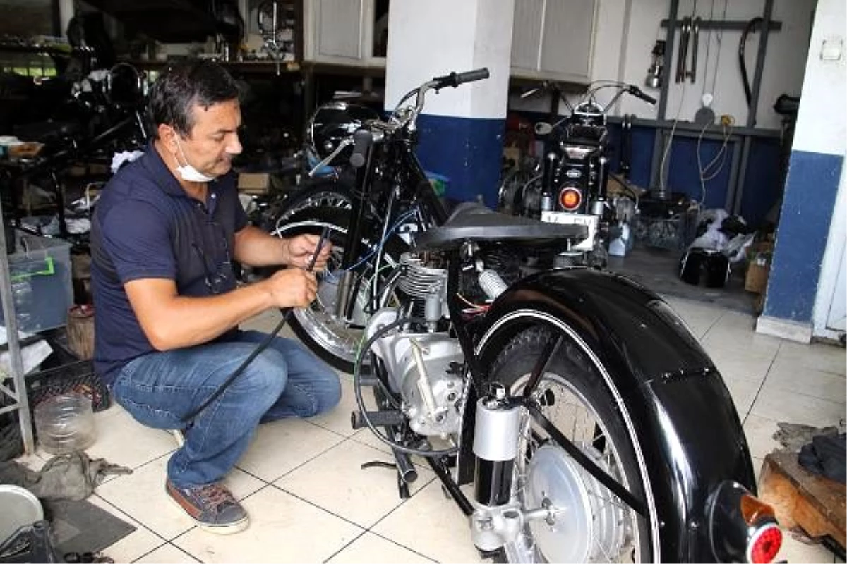 80 yıllık hurda motosikletleri tamir edip, yeniden kullanıma sunuyor