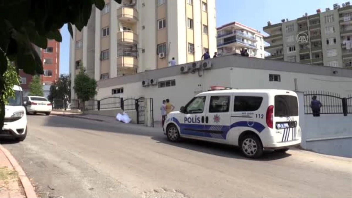 Son dakika haber... Adana\'da cam silerken 11. kattan düşen kadın hayatını kaybetti