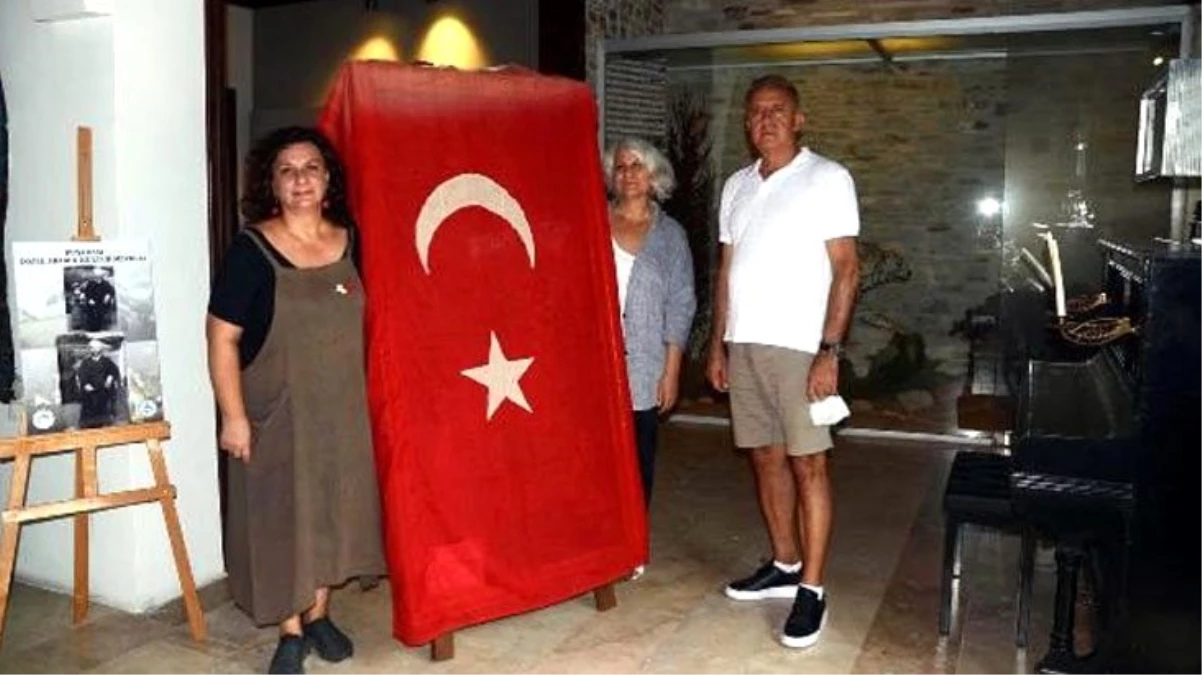Avustralyalı askerin evine götürdüğü 100 yıllık Türk bayrağı vatana döndü