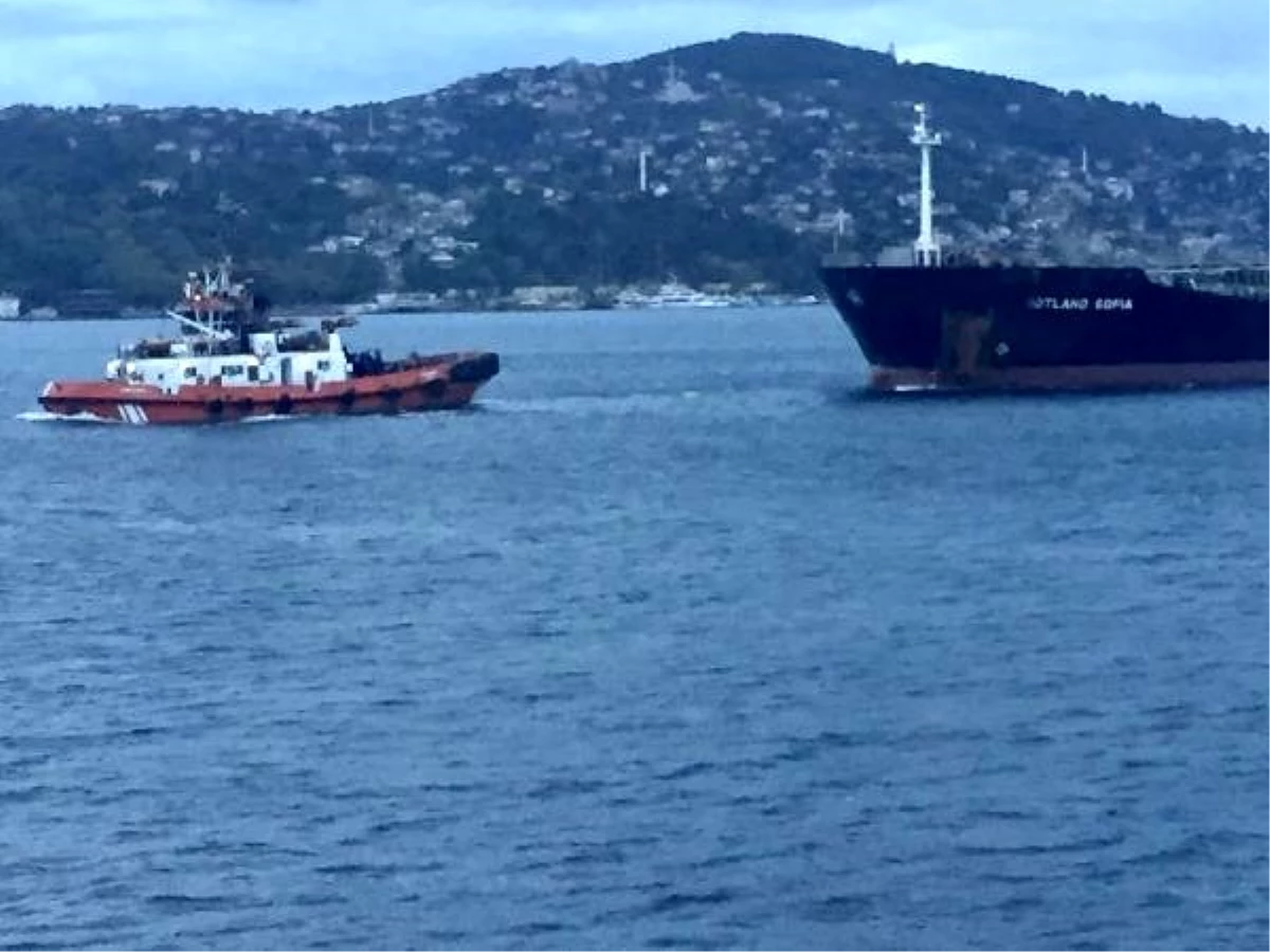 Boğaz yine tehlike atlattı; Arızalanan tanker sürüklendi