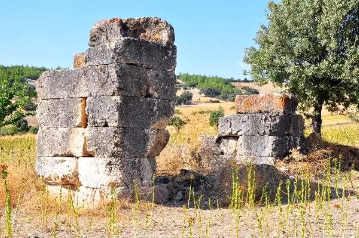 Demirci\'ye ait 1800 yıllık taş yazıt İtalya\'dan geri alınıyor