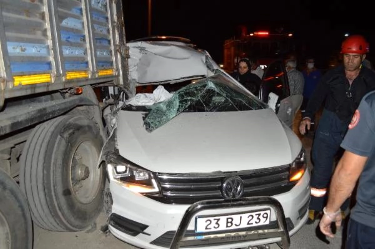 Elazığ\'da hafif ticari araçlar çarpıştı: 2 yaralı