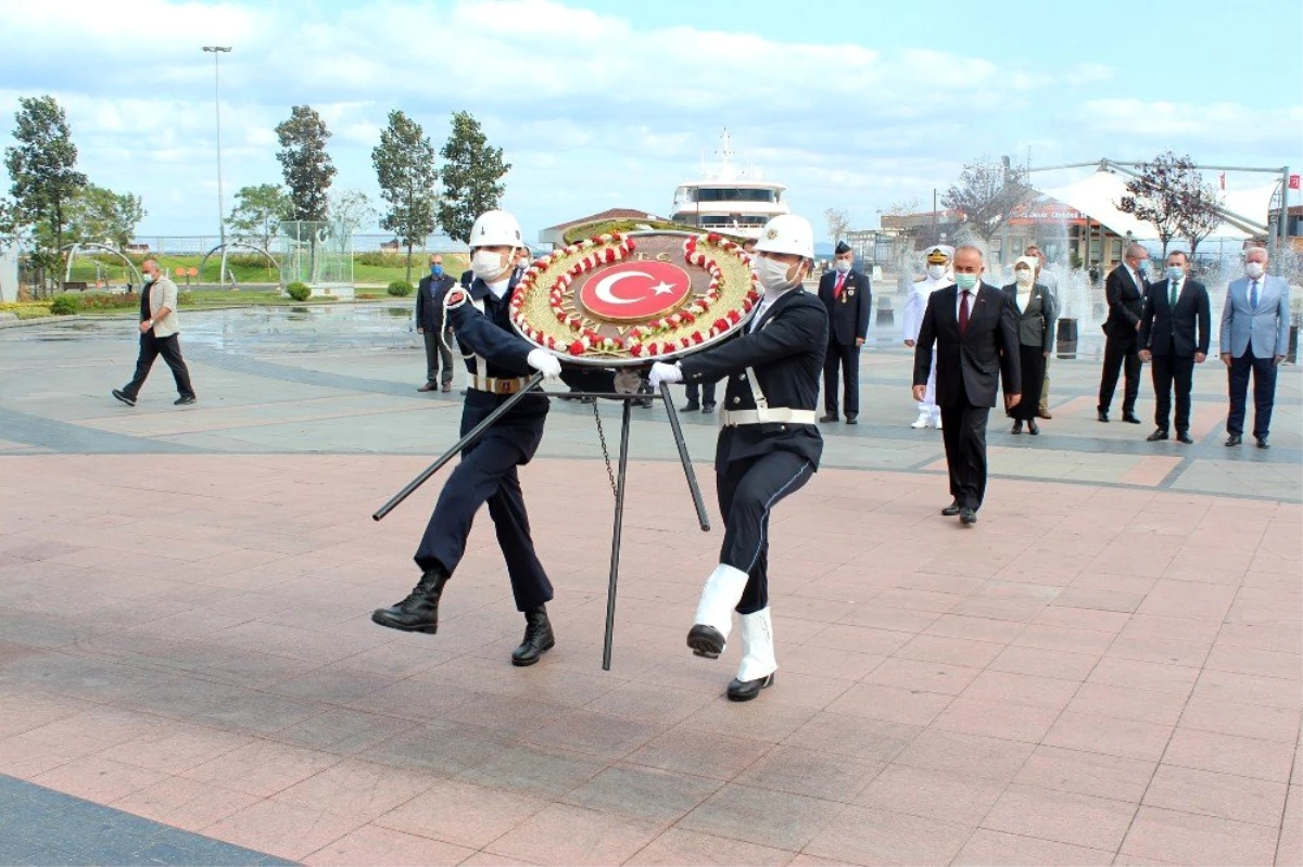 Gurur yüklü buruk tören