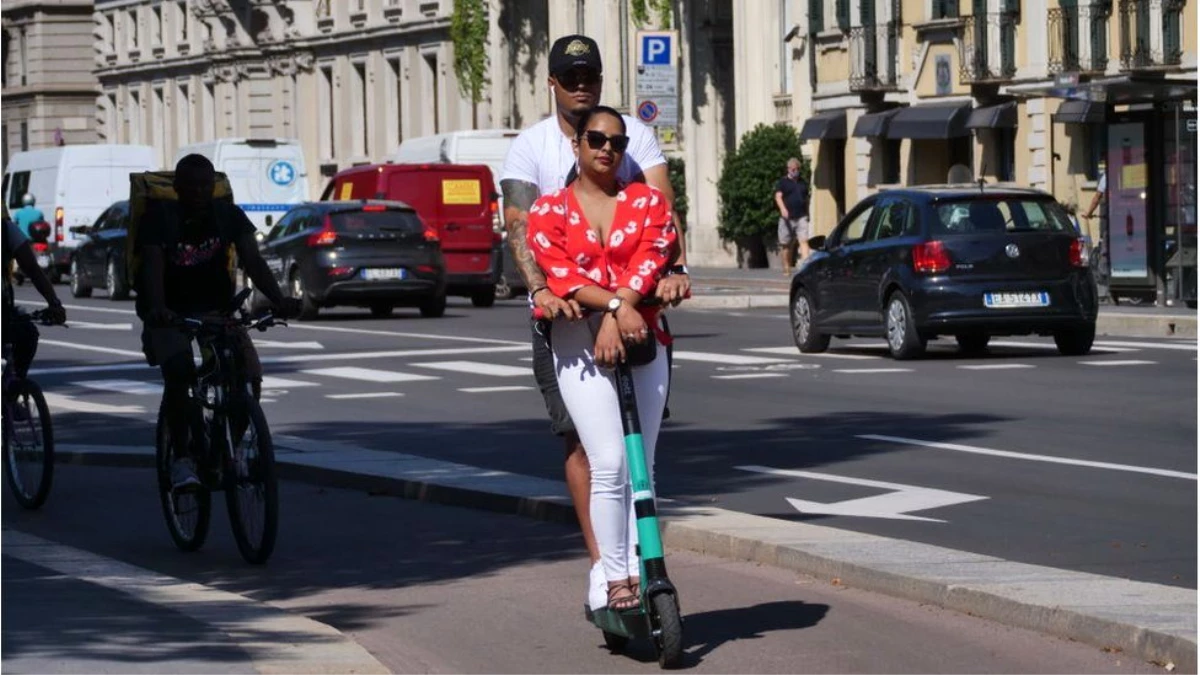 İtalya\'da kuralsız elektrikli scooter kullanımı tartışma yaratıyor: \'Elektrikli scooter rodeosu\'