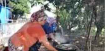 10 saat suda kaldıktan sonra 7-8 saat kaynatılarak yapılan keçiboynuzu pekmezinin kilosu 50 liradan satılıyor