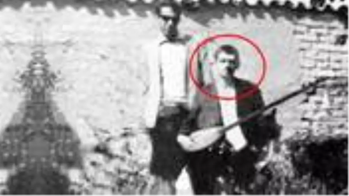 Kemal Kılıçdaroğlu\'nun gençlik yıllarına ait bağlamalı fotoğrafı ortaya çıktı