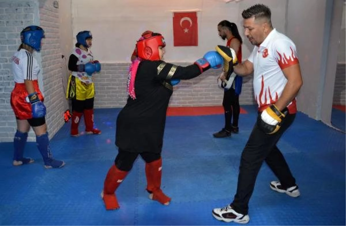 Kick-boks şampiyonundan kadınlara ücretsiz savunma kursu