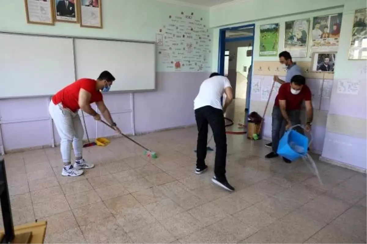 Okulu temizleyen öğretmenler, öğrencileri bekliyor