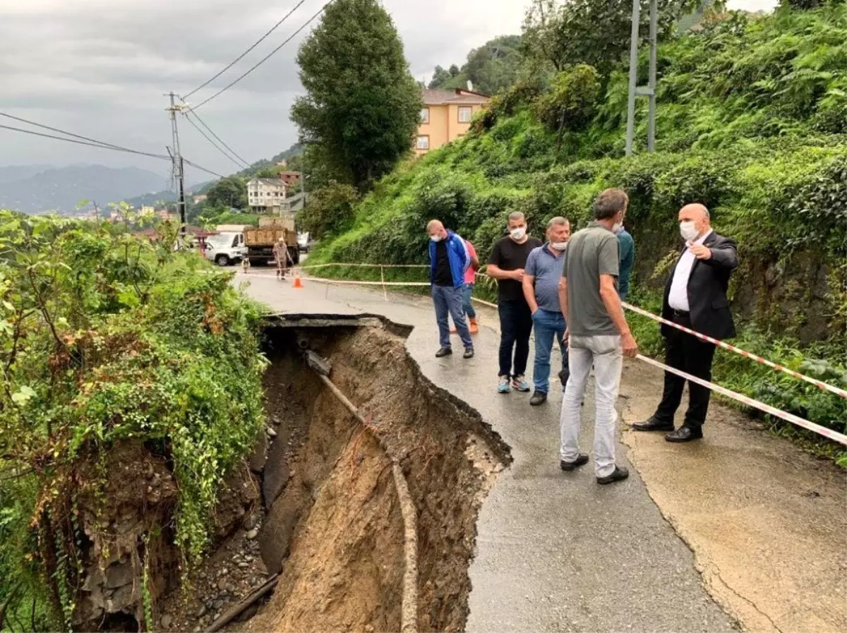 Meteoroloji\'nin günlerdir uyarıda bulunduğu Rize\'de şiddetli yağışlar yolu ikiye böldü