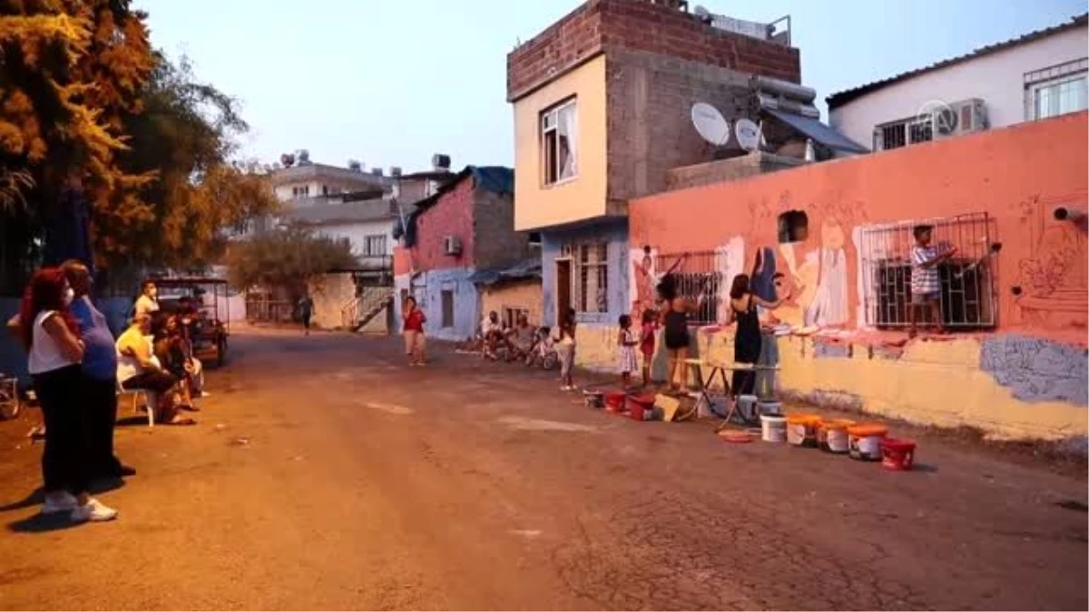 Roman vatandaşların yaşadığı sokaklarda evlerin duvarları renklendiriliyor