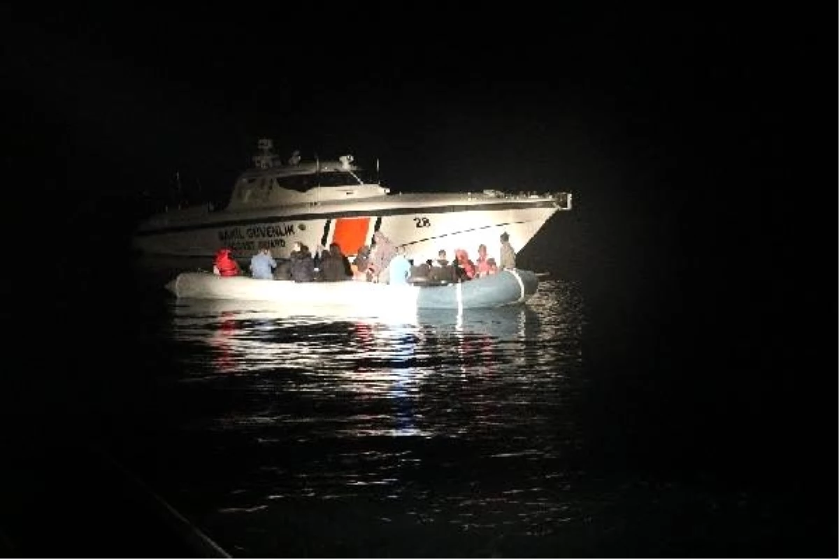 Yunanistan\'ın ölüme terk ettiği 32 kaçak göçmeni Sahil Güvenlik kurtardı