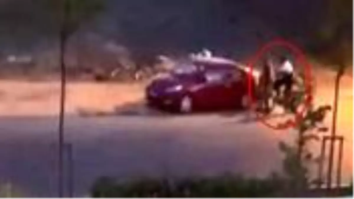 Sahibini durdurdukları otomobili çaldılar! O anlar kameraya anbean yansıdı