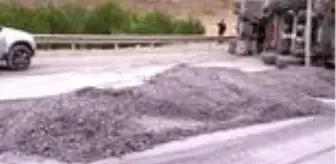 Ataşehir'de hafriyat kamyonu yan yattı: 1 yaralı