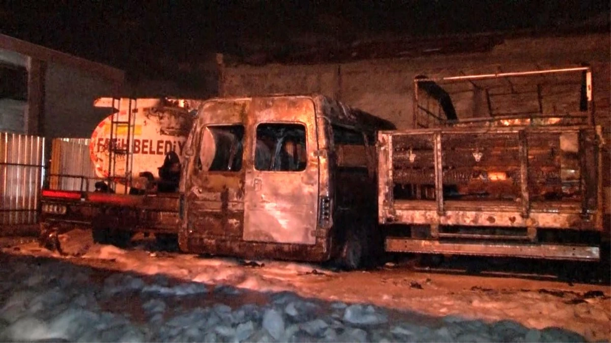 Fatih Belediyesi\'nin eski belediye araçları alev alev yandı