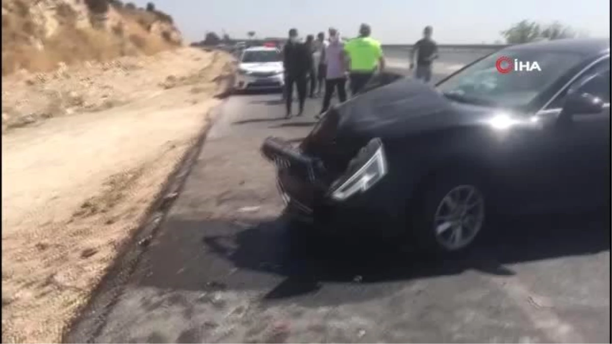 Gaziantep\'te lüks otomobil araca çarptı: 3 yaralı