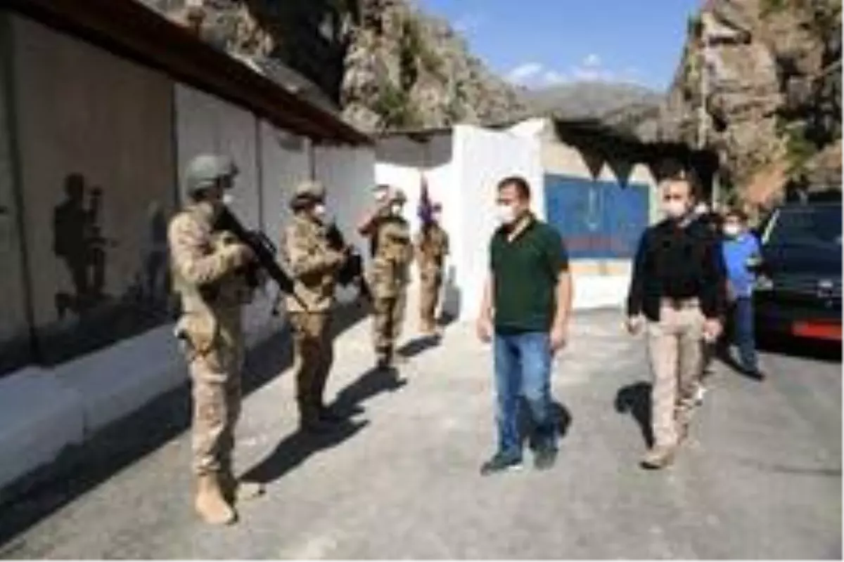 Hakkari Valisi Akbıyık, sınırda ziyaretlerde bulundu