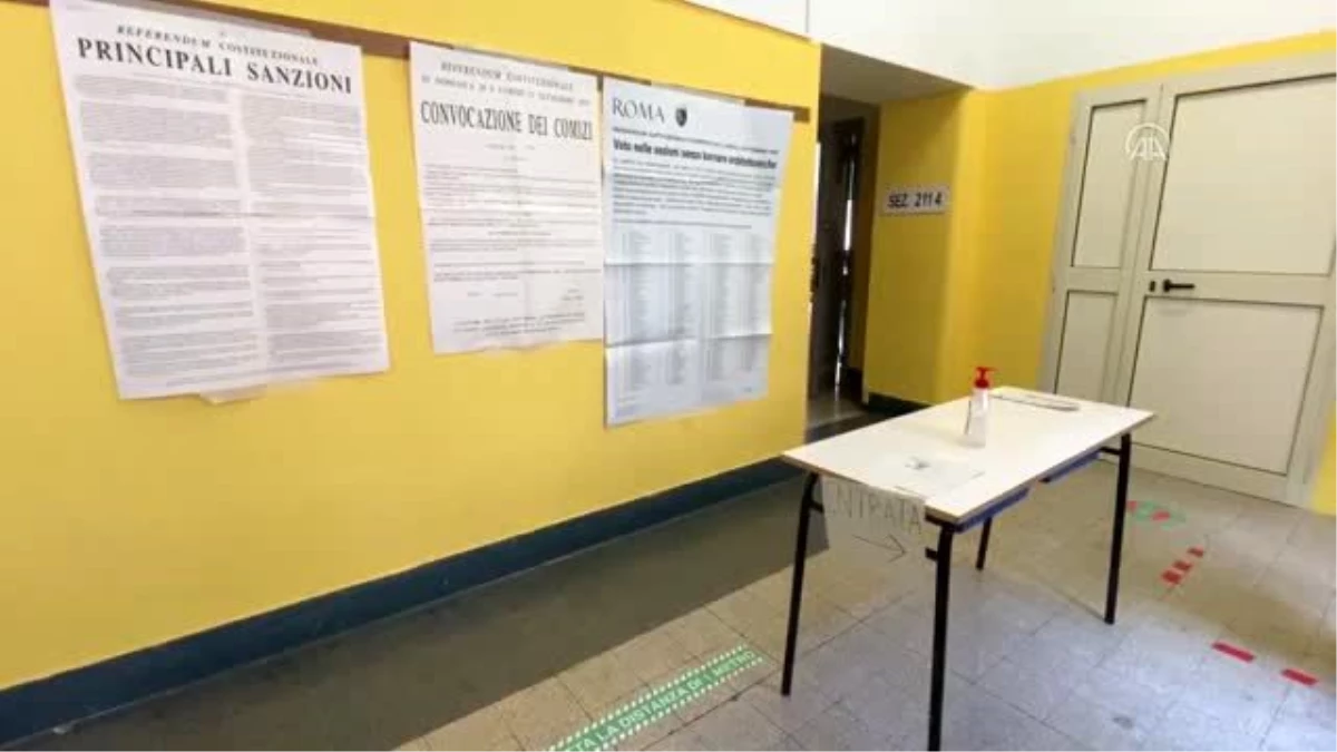 İtalya\'da halk iki gün sürecek anayasa referandumu için sandık başında