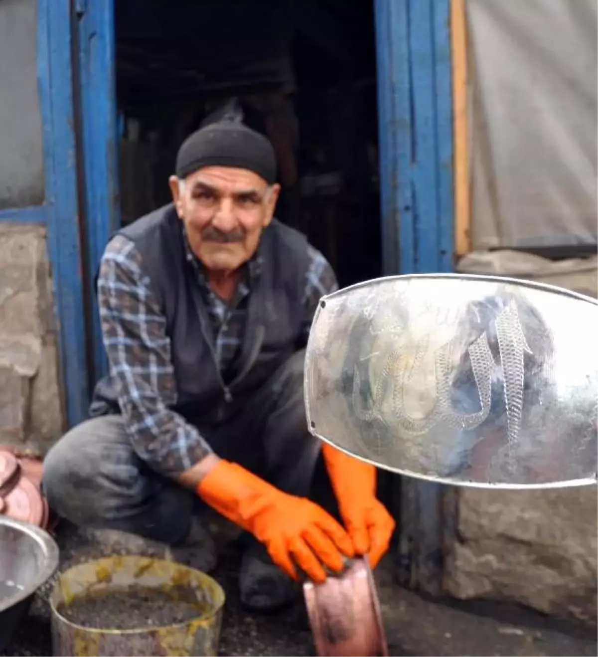 Koronavirüse dikkat çekmek için bakırdan maske yaptı