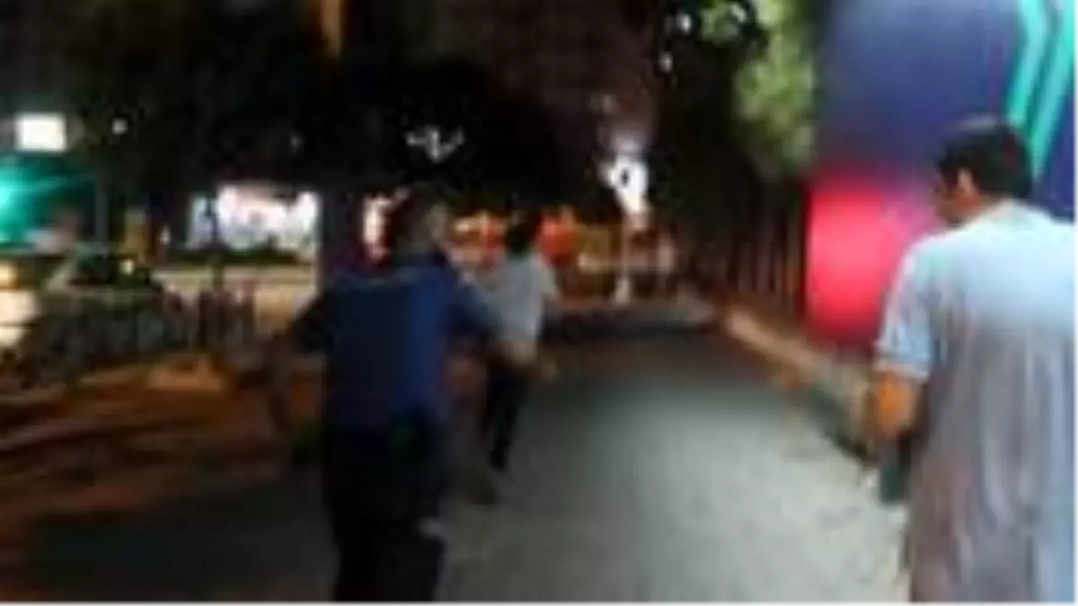 Maske takmadığı için ceza yazılmak istenen kişi polisin dalgınlığından faydalanıp kaçtı