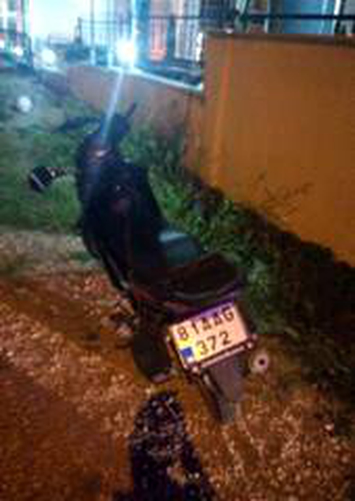 Motosiklet park halindeki otomobile çarptı: 1 ölü