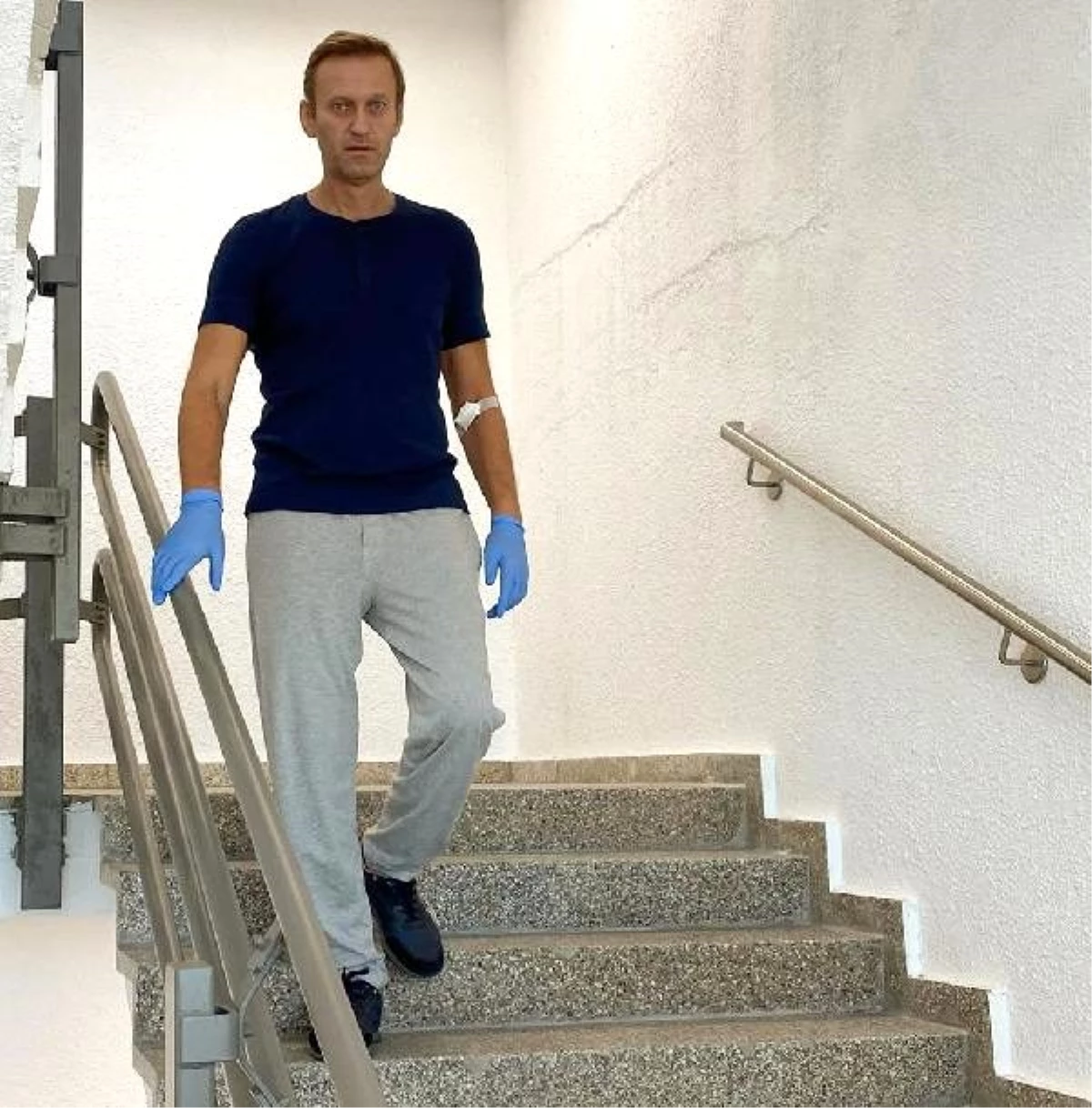 Son dakika! Navalni tedavi gördüğü hastanede yürüdüğü bir fotoğrafı paylaştı