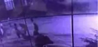 Öfkeli baba çocukların tartışmasına karıştı, oğluna tekme atan çocuğu dakikalarca dövdü