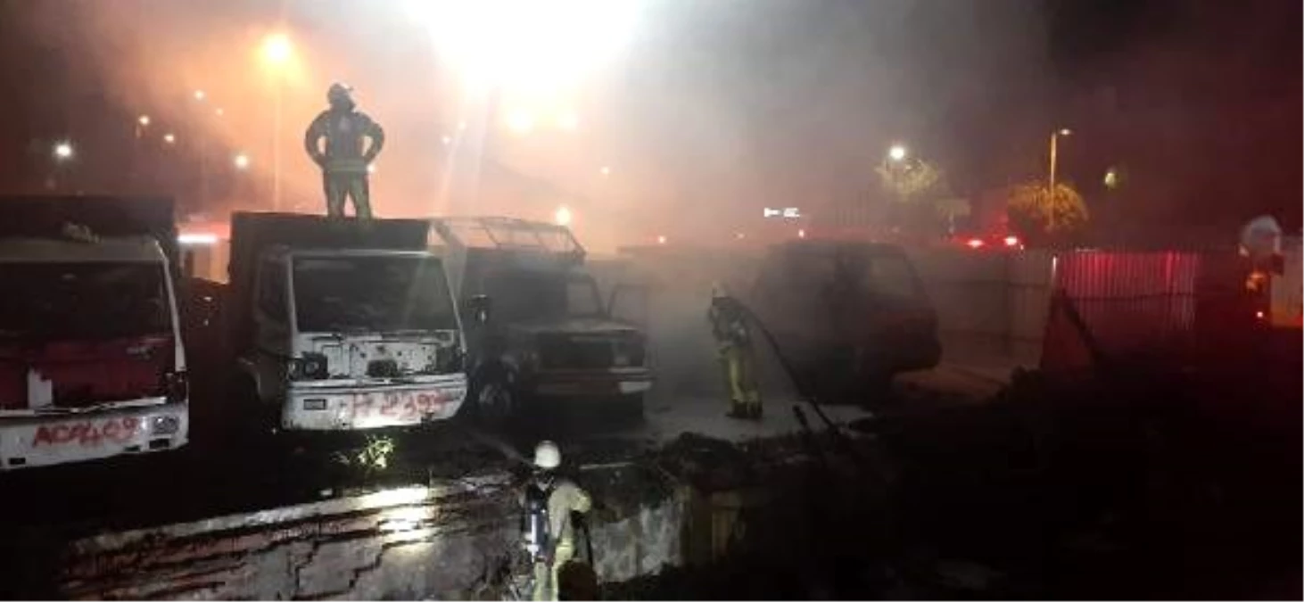 Son dakika! Otoparkta hurda halindeki 6 kamyonet alev alev yandı