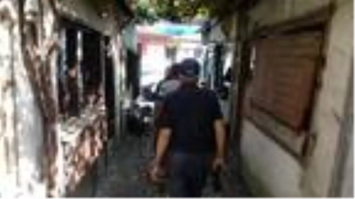 Son dakika haberleri... Sokak dar olunca sosyal mesafe zorunlu korunuyor