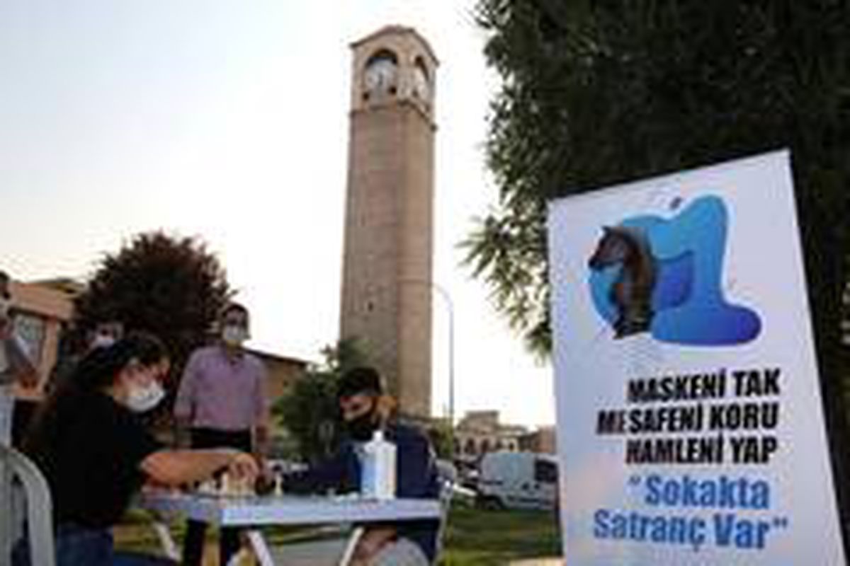 Sokakta satranç var