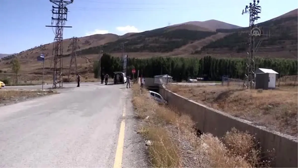 Su kanalına düşen otomobildeki 2 kişi yaralandı