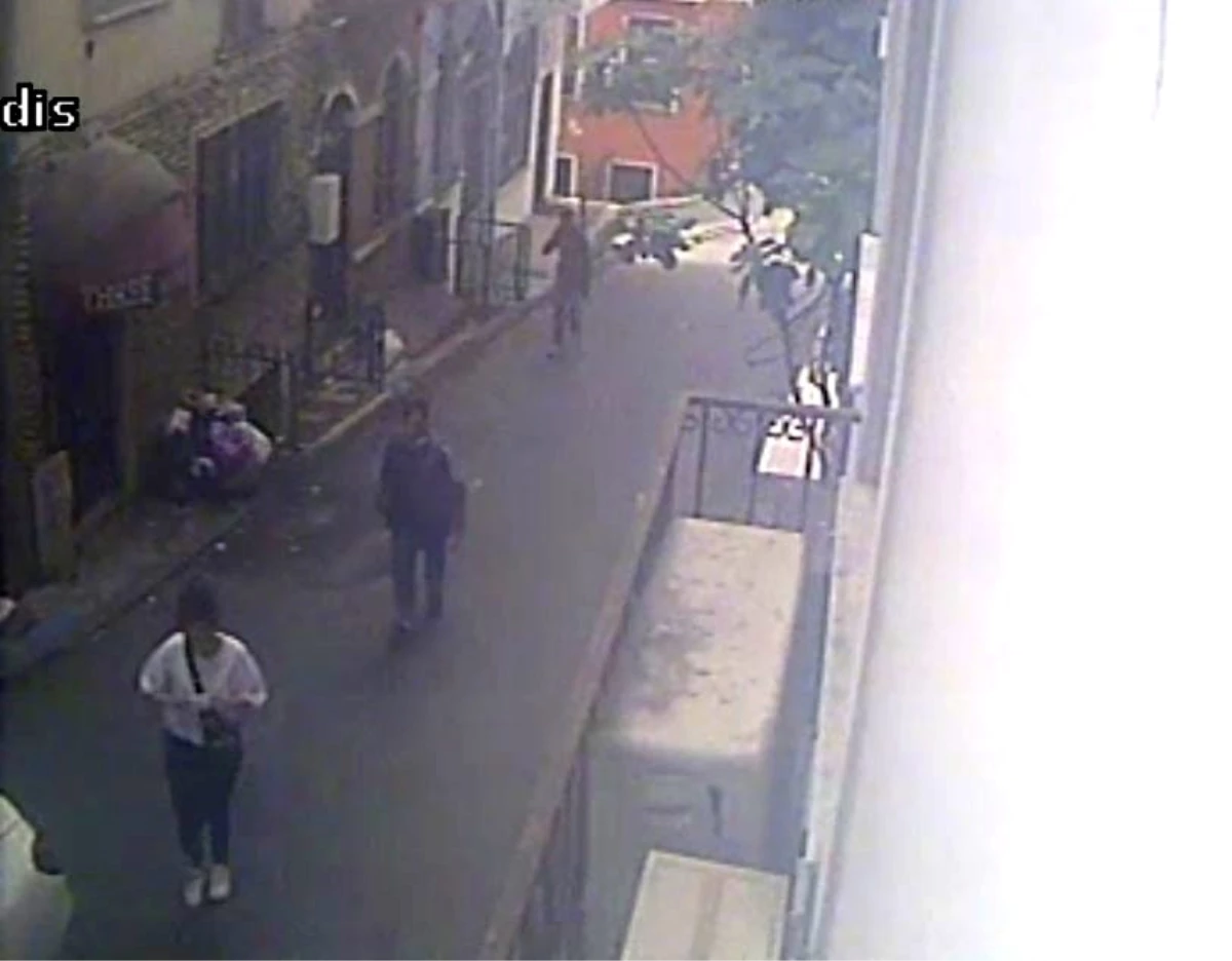 Son dakika haberi... Taksim\'de kadınları hedef alan kapkaç çetesi kamerada
