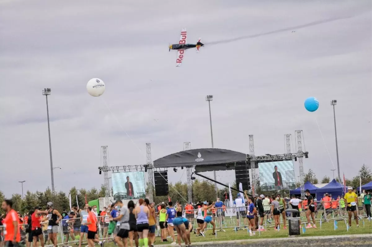 Vodafone İstanbul Yarı Maratonu\'nda Red Bull Sky Tour şovu