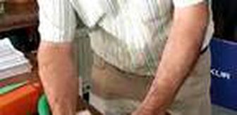 Yavru sincapları şırınga ile besliyor