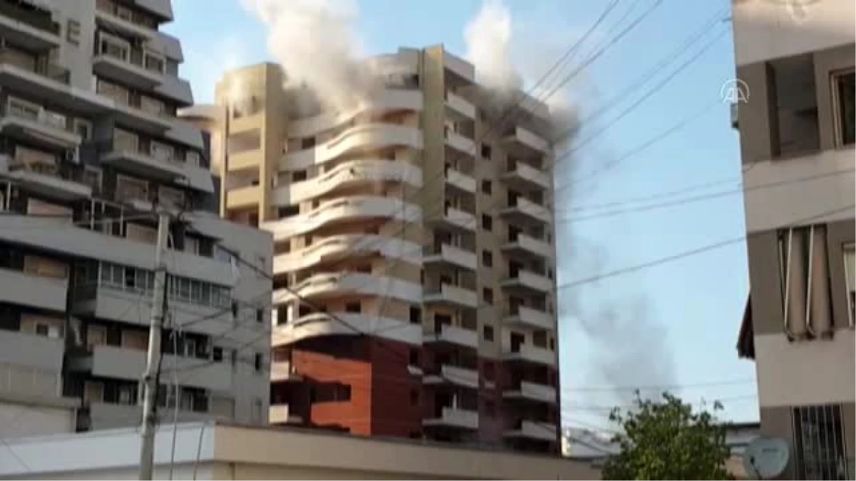 Arnavutluk\'ta geçen yılki depremde hasar gören bina patlayıcı ile yıkıldı