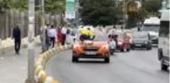 Bahşiş için gelin arabalarının önünü kesen gençlere polisler ceza kesti