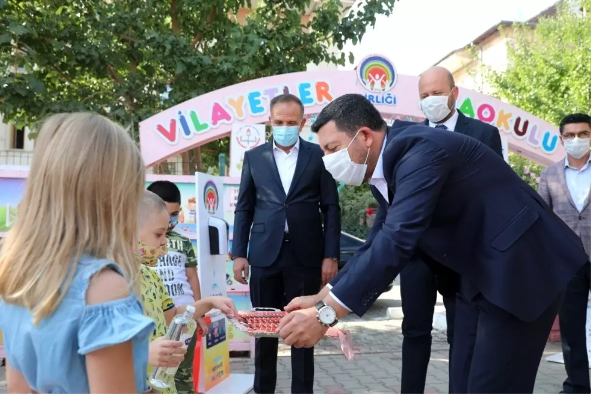 Belediye Başkanı Arı, öğrencilere kuru üzüm dağıttı