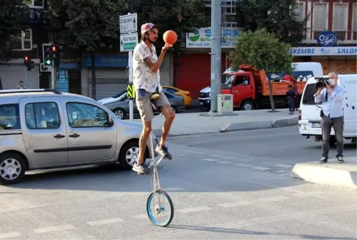 Beyoğlu\'nda kırmızı ışıkta jonglör gösterisi