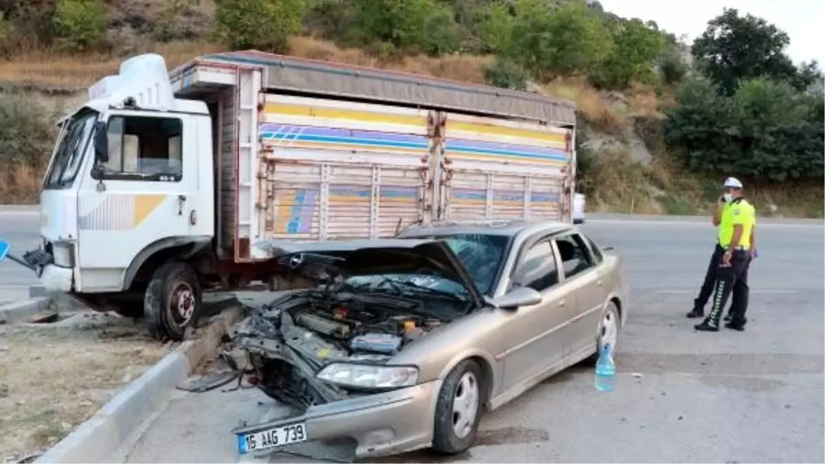 Burdur\'da otomobille kamyonet çarpıştı: 5 yaralı