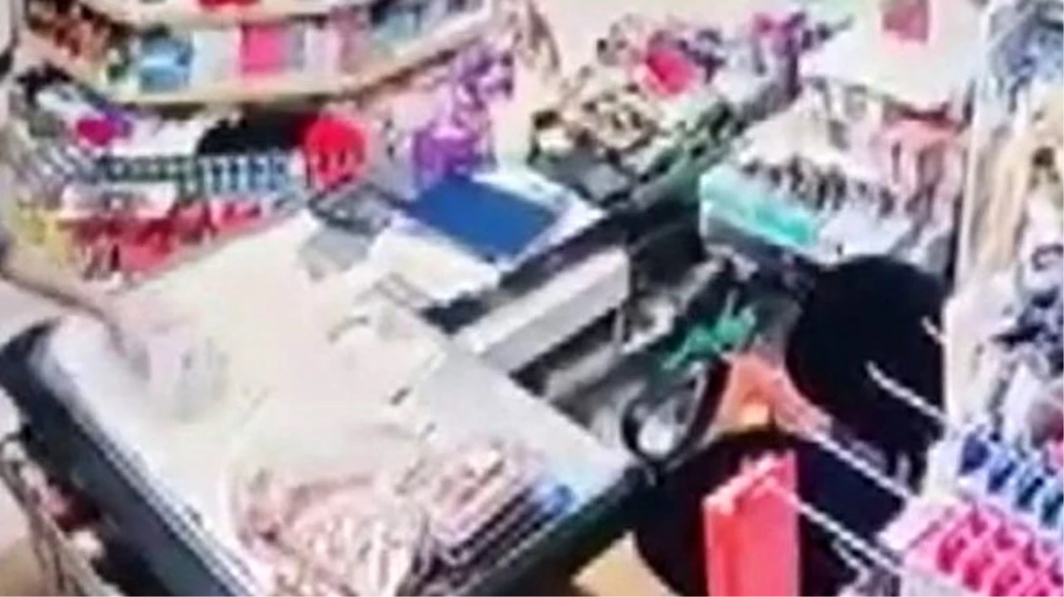 Depreme markette yakalanan müşteri elindeki ürünleri bırakarak kaçtı