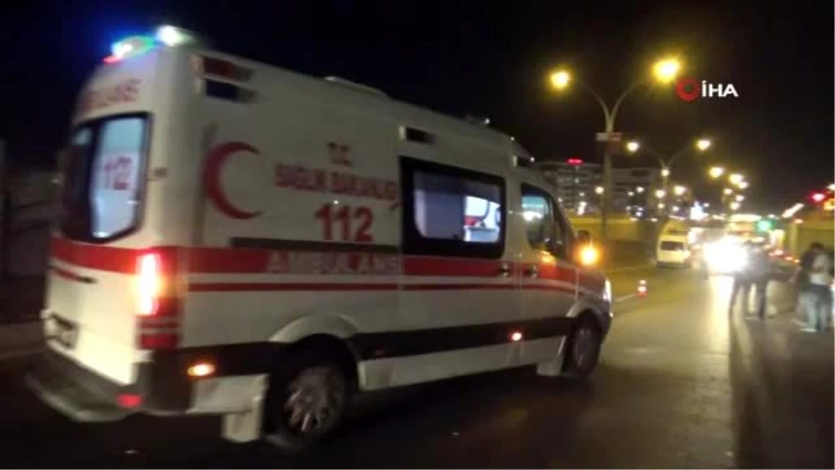 Direksiyon hakimiyetini kaybeden ambulans sürücü kaza yaptı: 3 yaralı