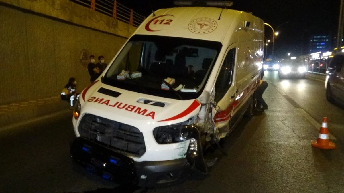 Diyarbakır\'da ambulans kaza yaptı: 3 yaralı