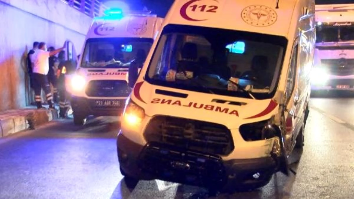 Diyarbakır\'da ambulans otomobile çarptı: 3 yaralı