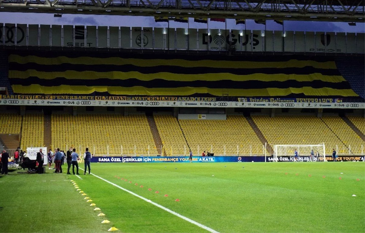 Fenerbahçe taraftarından seyircisiz maçta pankartlı destek