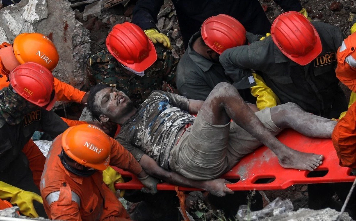 Hindistan\'da bina çöktü: 25 kişi mahsur kaldı, 10 kişinin cansız bedenine ulaşıldı