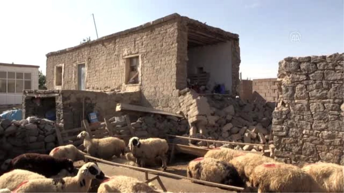 Niğde Valisi Şimşek depremden etkilenen Obruk köyünde incelemelerde bulundu