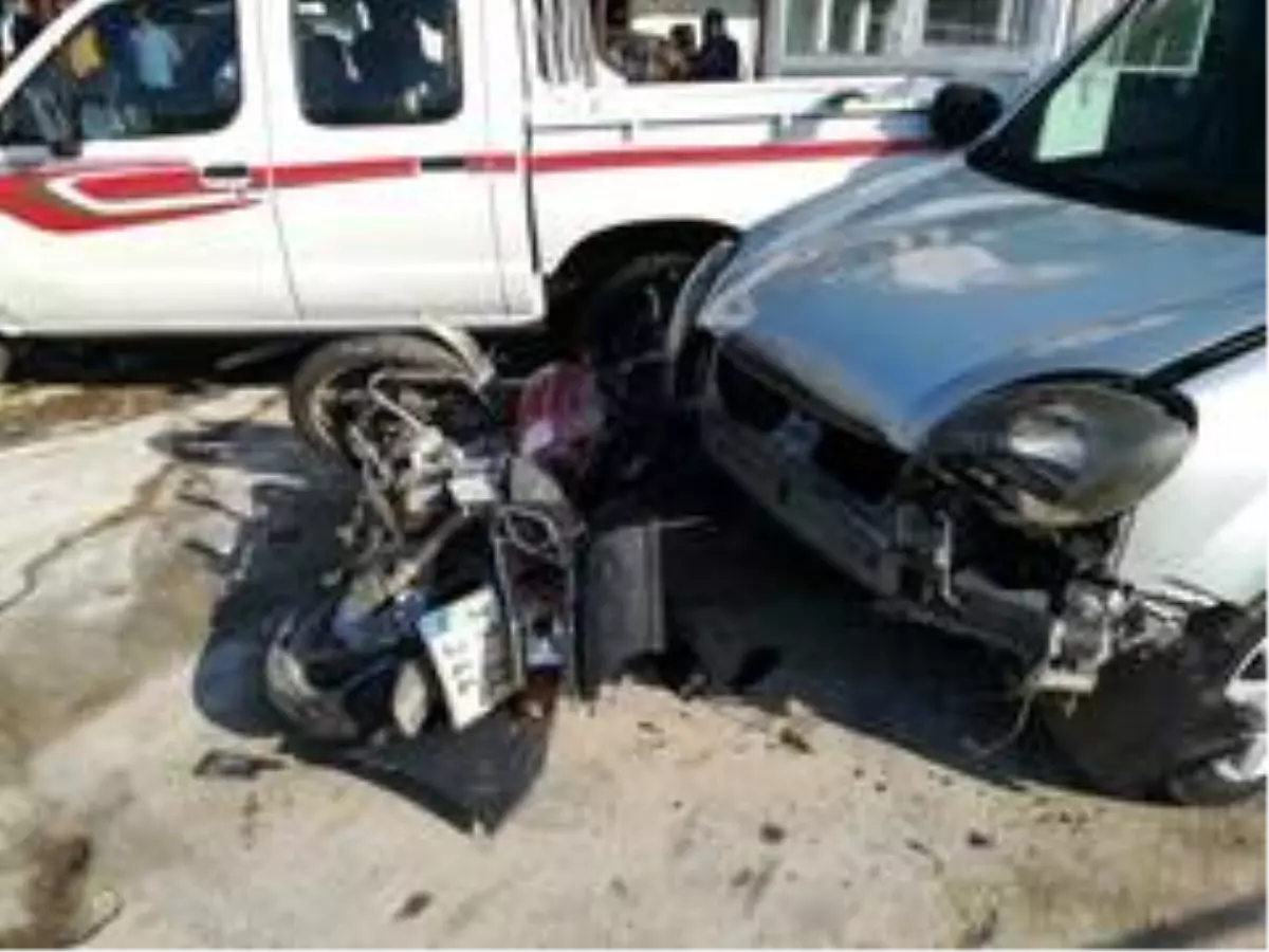 Otomobilin çarptığı motosiklet sürücüsü hayatını kaybetti